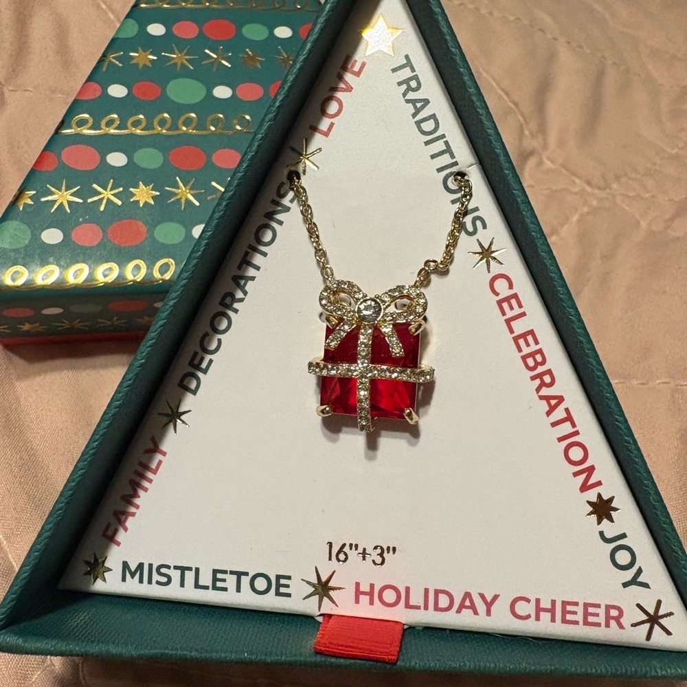 X SOLD X True to form Christmas present red pendant holiday necklace NIB - Picture 3 of 5
